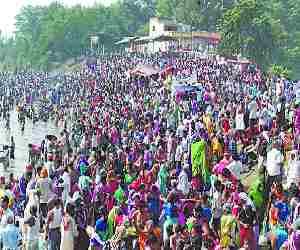 Many took holy dip in Gomti