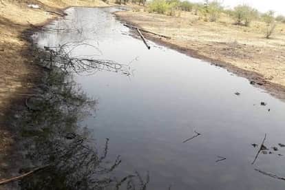 खेतों में बह गया क्रूड आॅयल