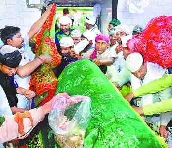 Jairine converging at the dargah