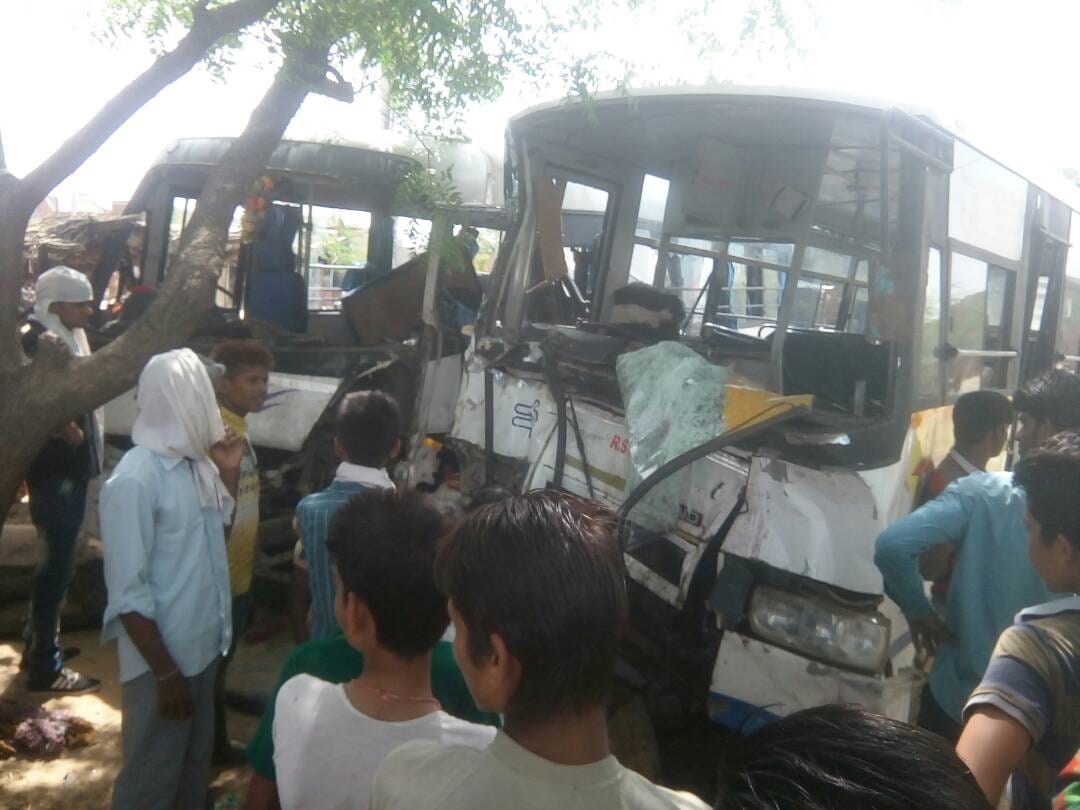 Two buses clash in Chaksu, many passengers are injured