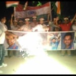भारत की जीत पर जश्न मनाते कार्यकर्ता