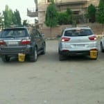 लग्जरी कारों के पीछे बंधे डस्टबिन
