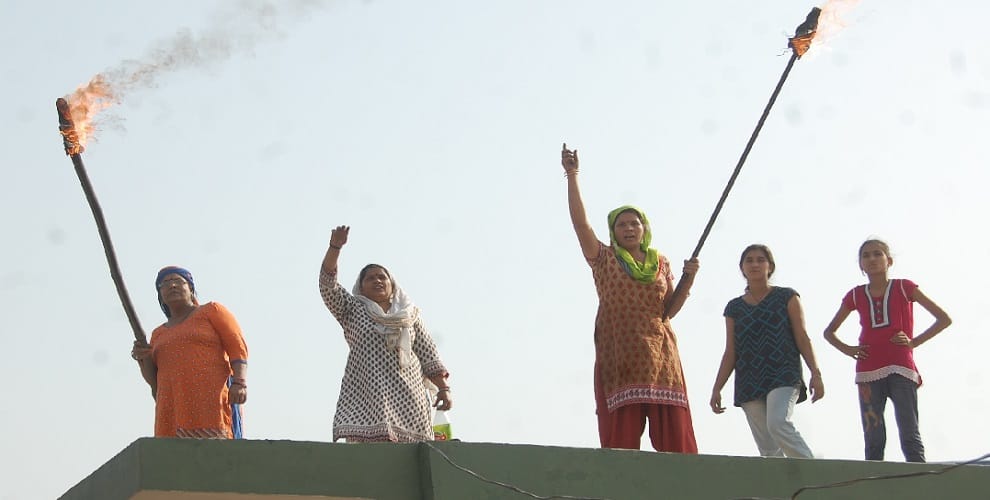 Women set fire to the torch in their hands, shoppers blown up kerosene on their own