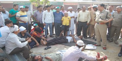 Women set fire to the torch in their hands, shoppers blown up kerosene on their own