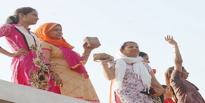 Women set fire to the torch in their hands, shoppers blown up kerosene on their own
