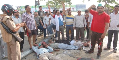 Women set fire to the torch in their hands, shoppers blown up kerosene on their own