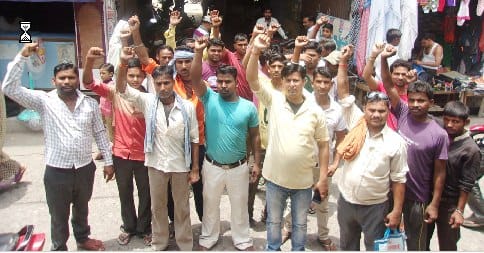 चेयरमैन के विरोध में किया  प्रदर्शन, नारेबाजी