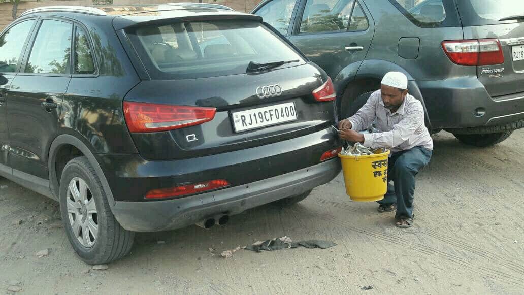 people in jodhpur dumping their garbage from audi car 