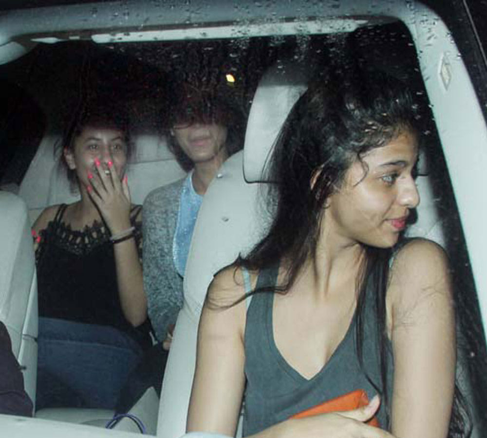 Shah Rukh Khan Daughter Suhana Khan Spotted Enjoying With Friends