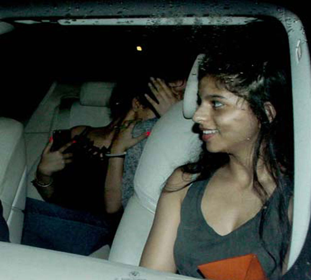 Shah Rukh Khan Daughter Suhana Khan Spotted Enjoying With Friends