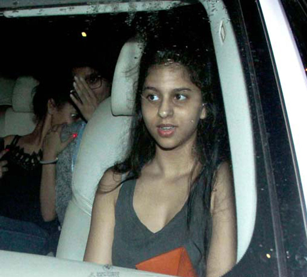 Shah Rukh Khan Daughter Suhana Khan Spotted Enjoying With Friends