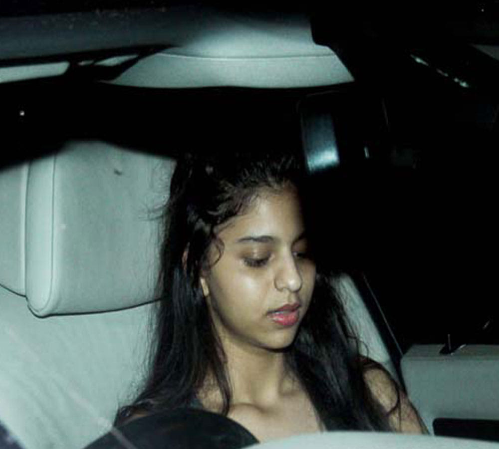 Shah Rukh Khan Daughter Suhana Khan Spotted Enjoying With Friends