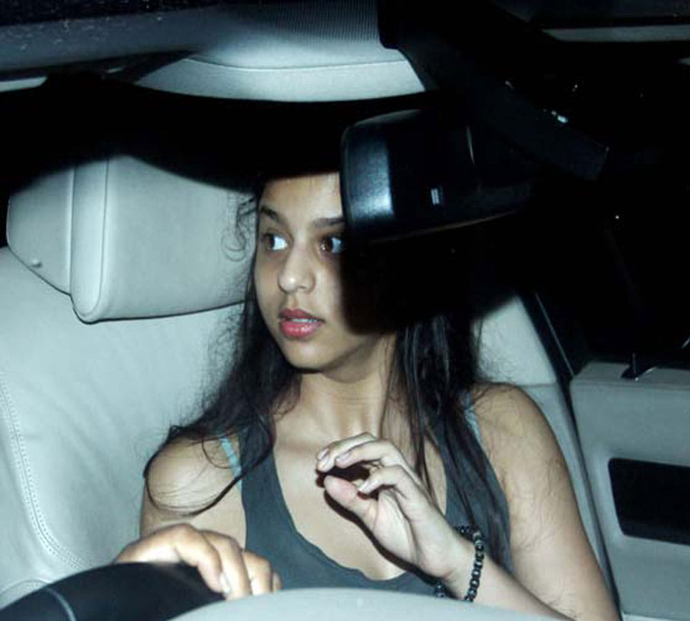 Shah Rukh Khan Daughter Suhana Khan Spotted Enjoying With Friends