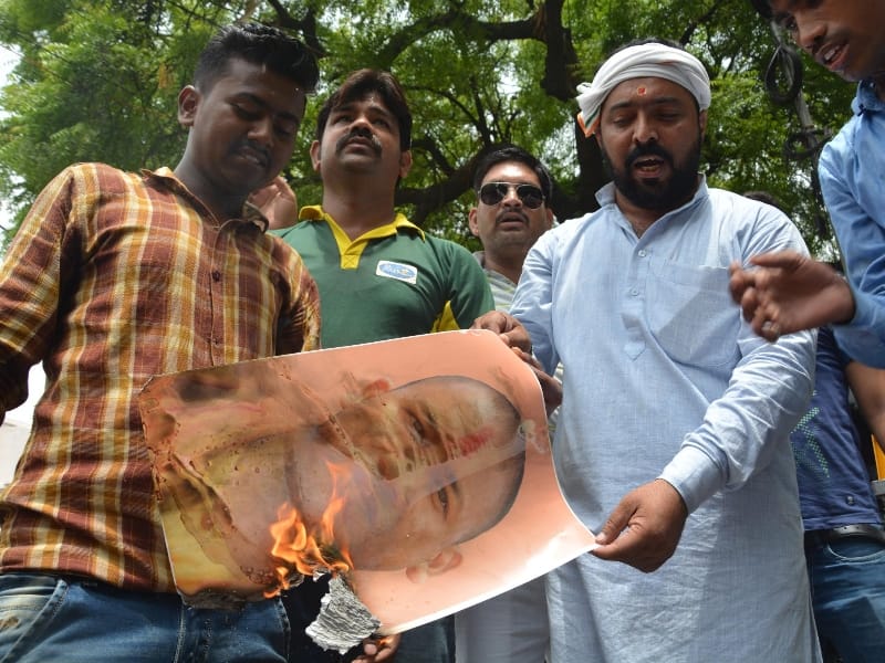 congress men protest in Lucknow against BJP government.