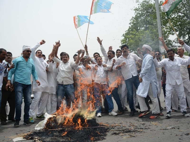 congress men protest in Lucknow against BJP government.