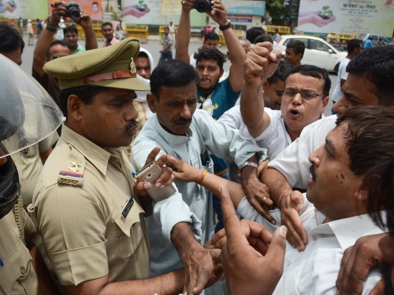 congress men protest in Lucknow against BJP government.