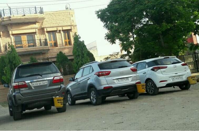 people in jodhpur dumping their garbage from audi car 