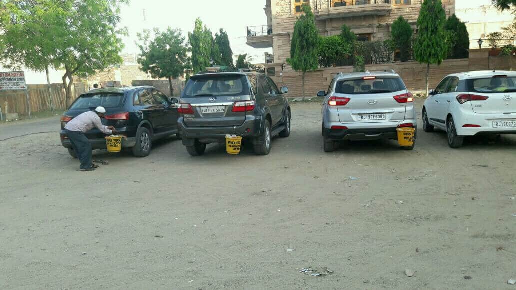 people in jodhpur dumping their garbage from audi car 