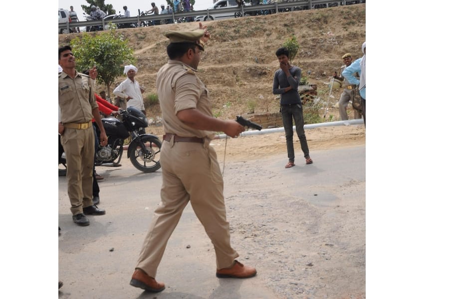 attack on LDA team police lathicharge.