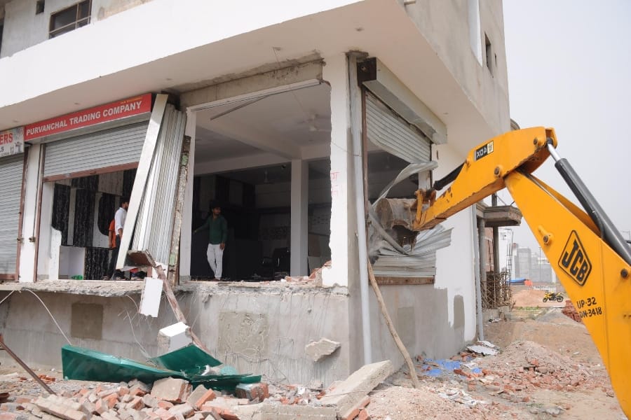 attack on LDA team police lathicharge.