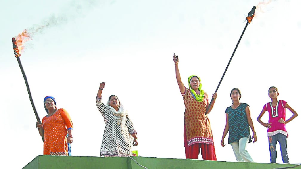 Women set fire to the torch in their hands