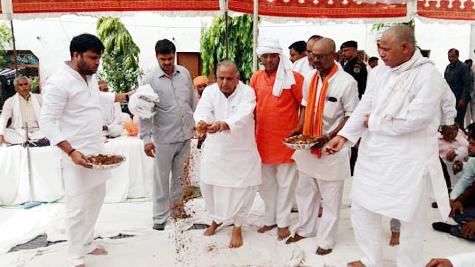mulayam singh yadav teaches youngster about sacraments 