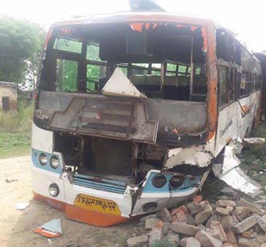 Pilgrims turn flat over, one killed, 11 wounded