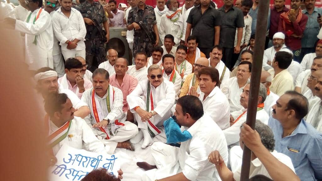 raj babbar reach mirzapur today at rajiv gandhi statue