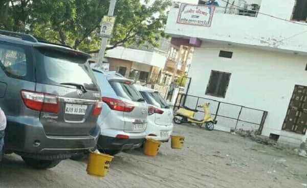people in jodhpur dumping their garbage from audi car 