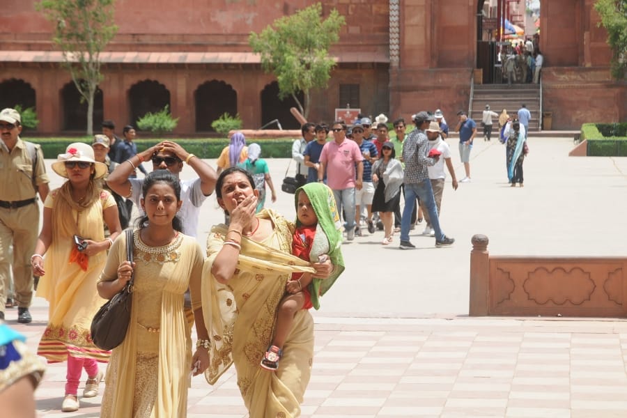 hot wave in Agra made tourist tired at Tajmahal 
