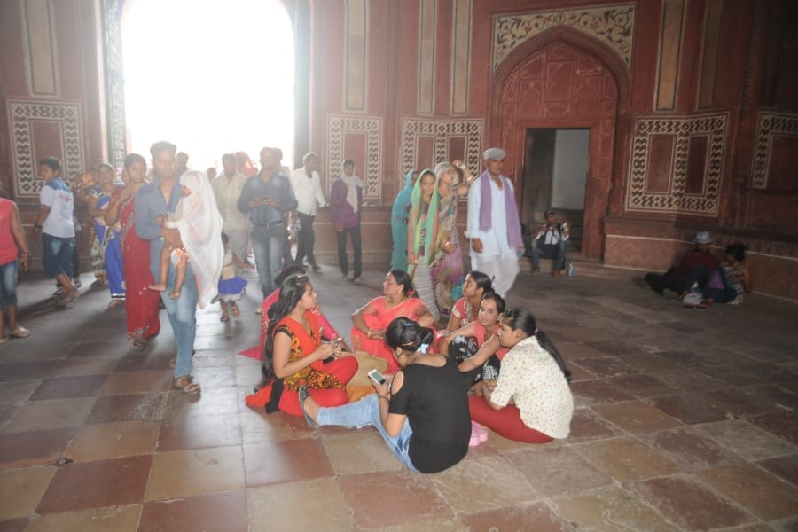 hot wave in Agra made tourist tired at Tajmahal 