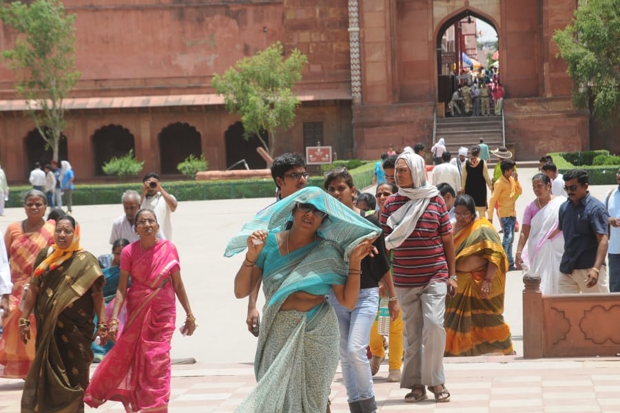 hot wave in Agra made tourist tired at Tajmahal 