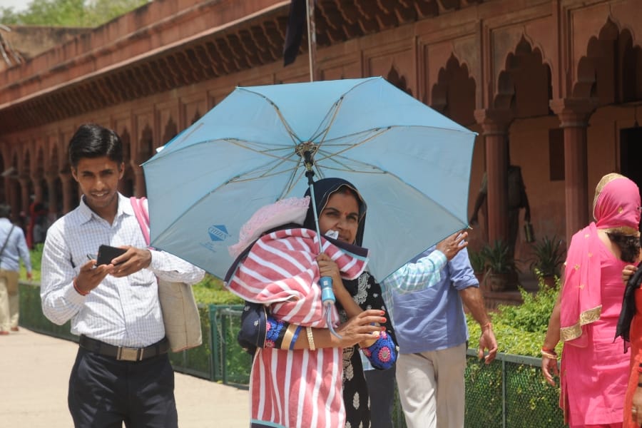 hot wave in Agra made tourist tired at Tajmahal 