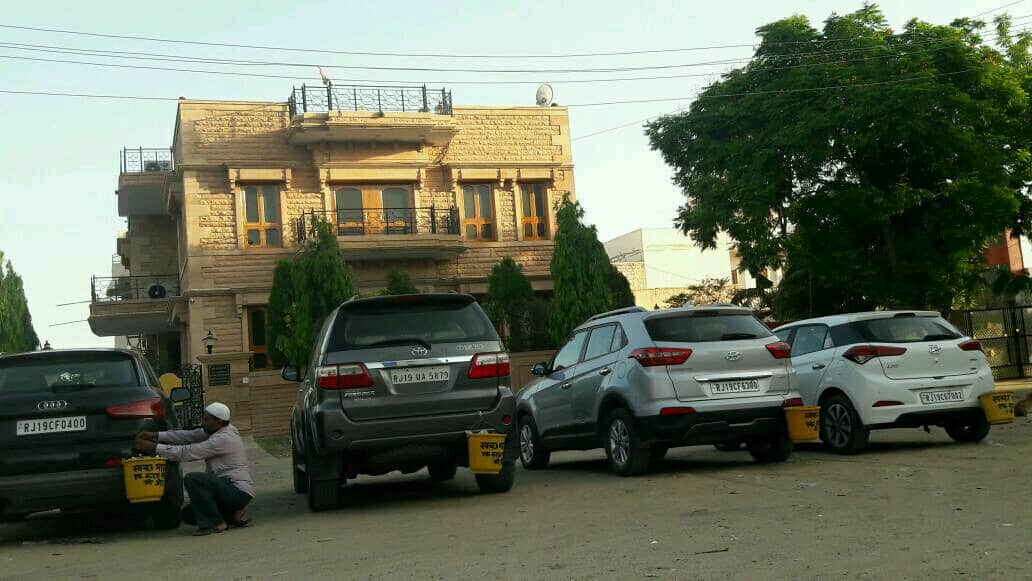 people in jodhpur dumping their garbage from audi car 