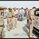 मौके पर जांच पड़ताल करती पुलिस