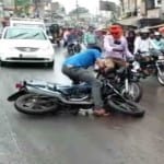 सफाई के अभाव में सड़क पर जमी मिट्टी से पैदा हुई फिसलन