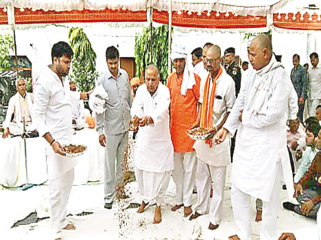 yuongsters should help father and mother, says mulayam