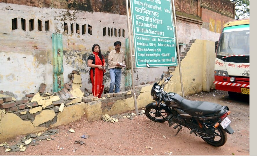 The wall collapsed by the collision of the bus, the survivors