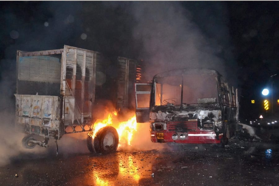 bus and truck accident 24 piles will burn along in bareilly