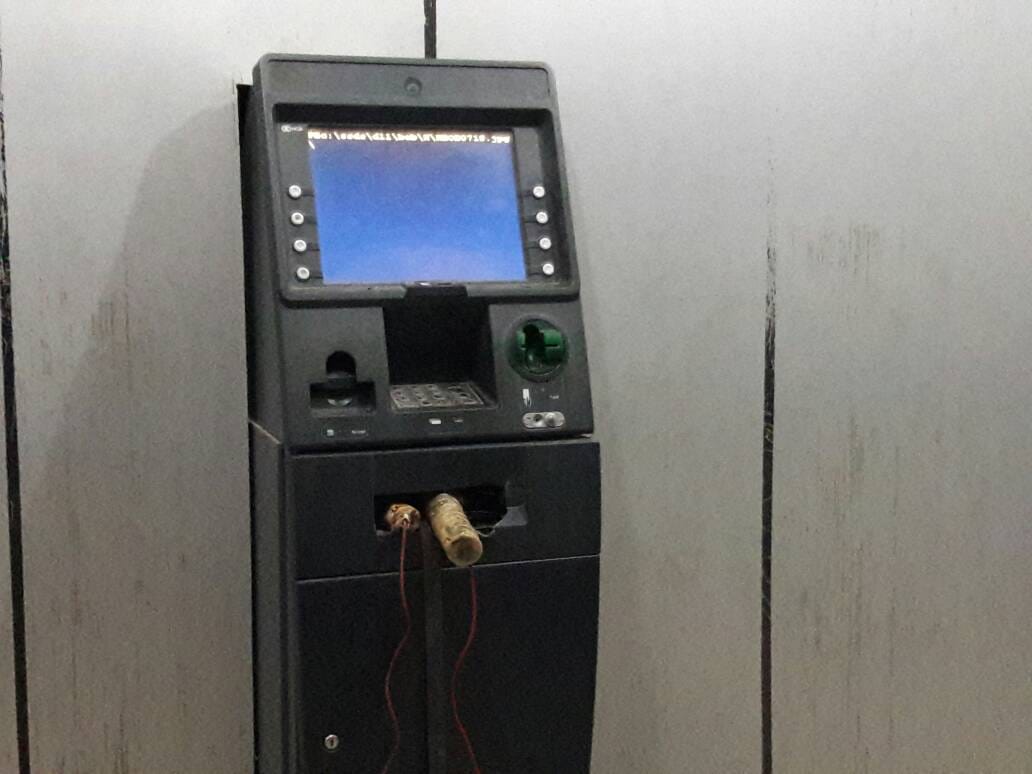  Attempting to blow a ATM by putting a detonator in Ajmer, Siren played ran crook