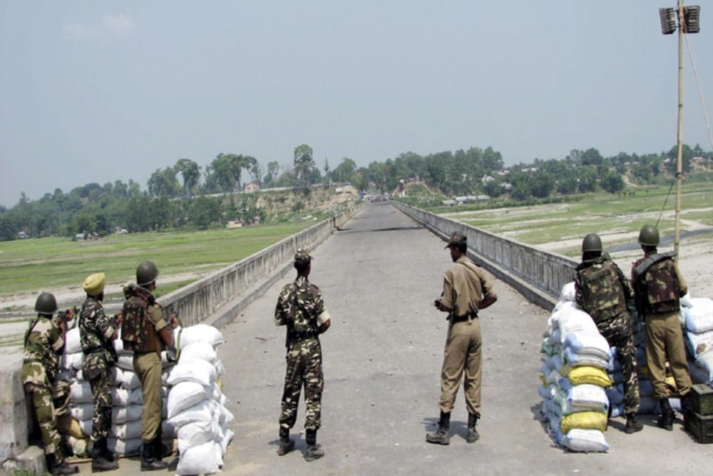 Huge Amount of ban currency 500 note caught on indo nepal border