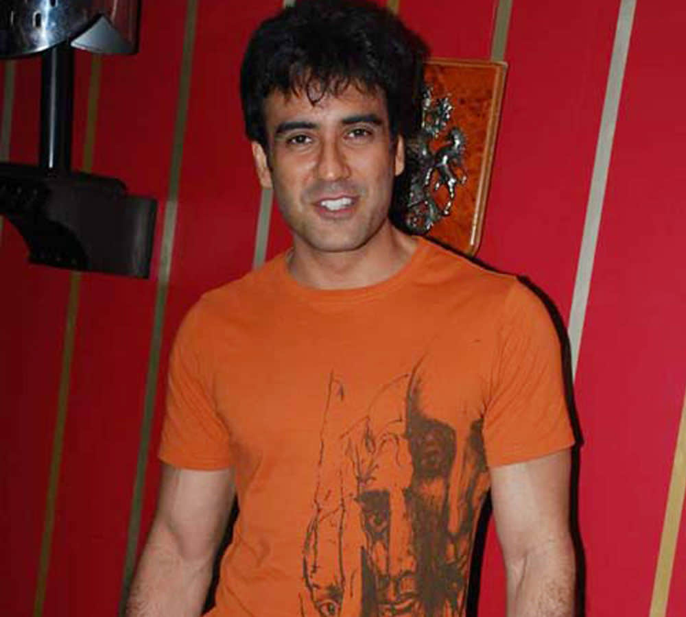 pooja bedi again supports  Karan Oberoi and talk about his Condition In Police Custody
