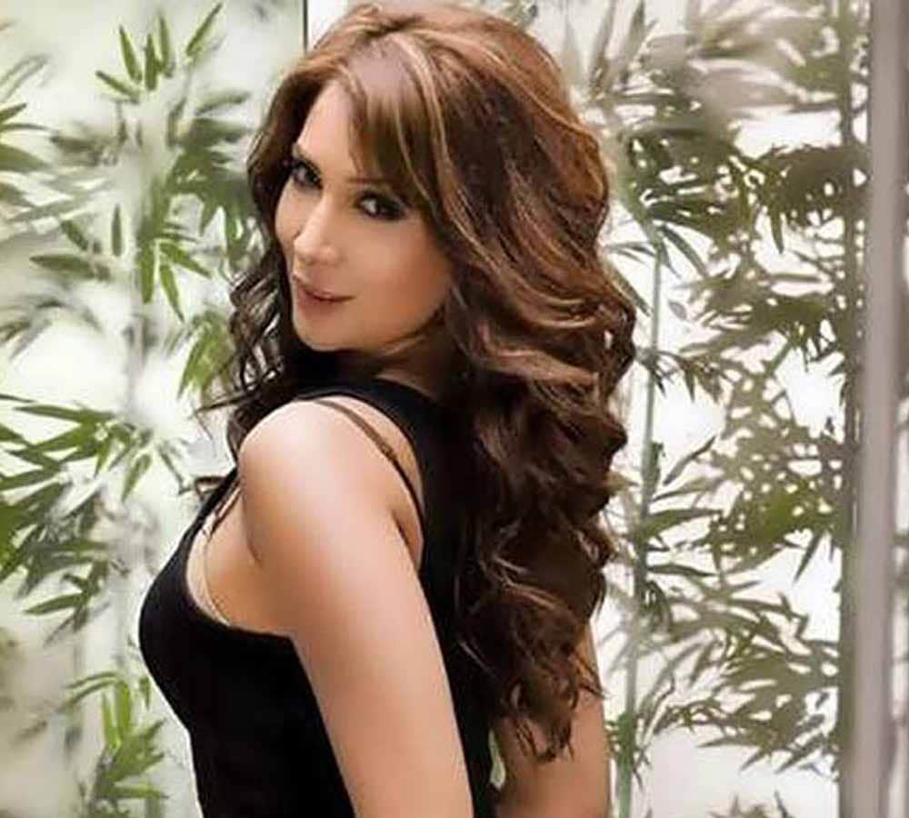Kim Sharma and her Boyfriend Harshvardhan Rane spotted together in hand in hand