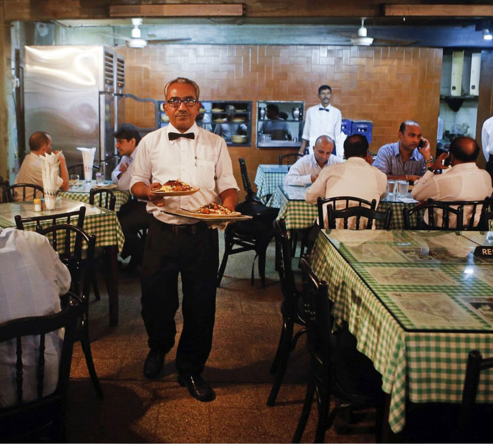 These Things Can Embarrass You In Restaurant, Stop Them Immediately