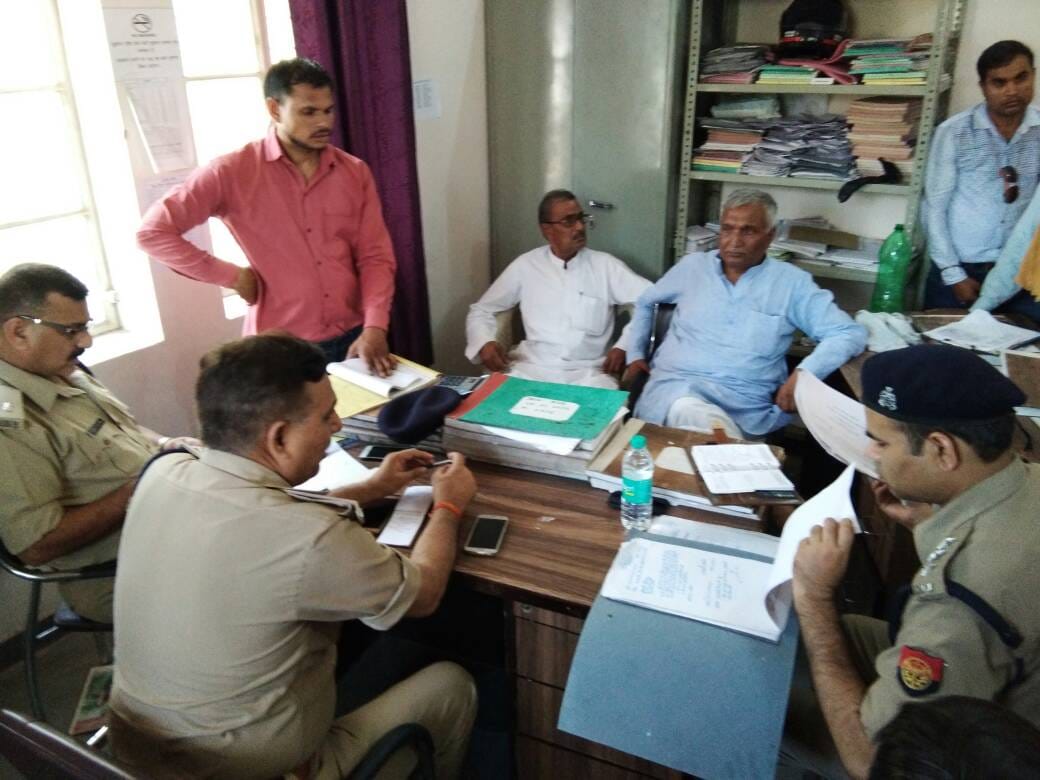 in agra goons looted eight lakh cash from sub station
