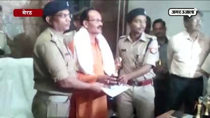 meerut police awarded to the brave captors of the robbers 