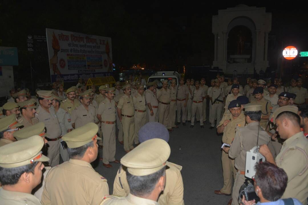  Lucknow SSP deepak kumar instructs police men at mid night in Lucknow.