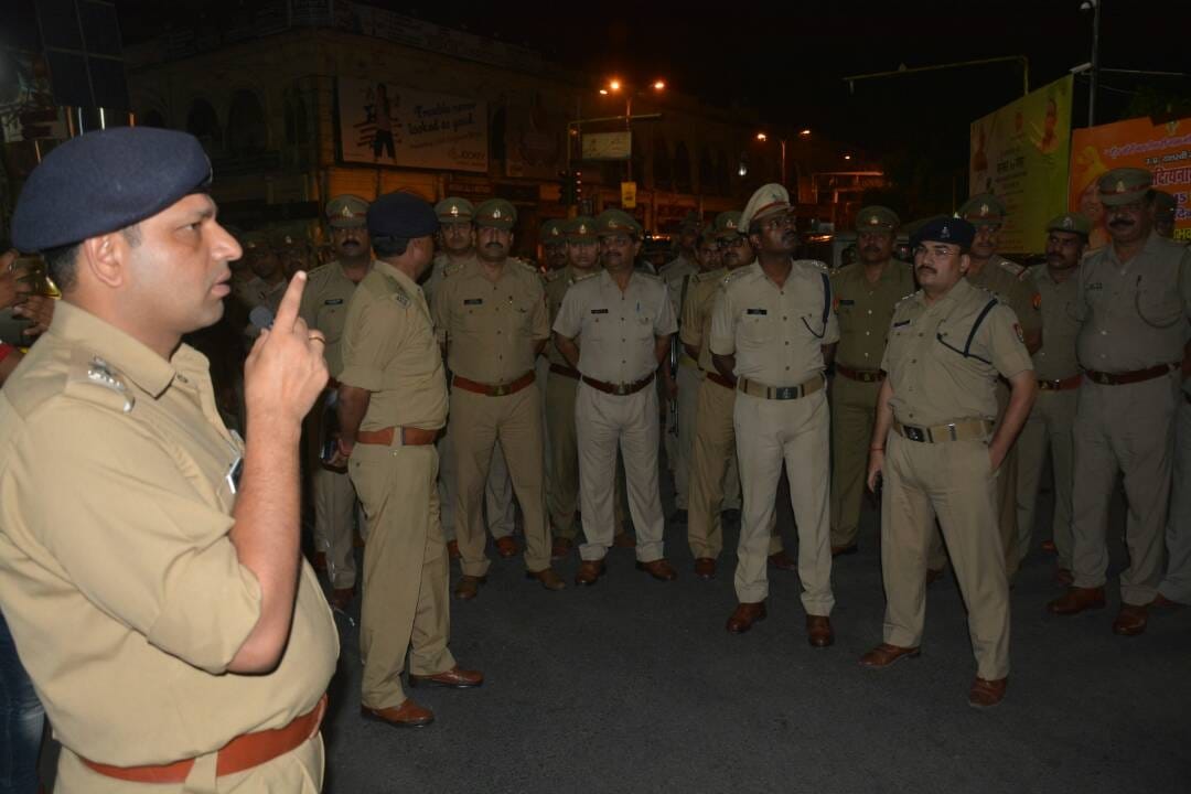  Lucknow SSP deepak kumar instructs police men at mid night in Lucknow.