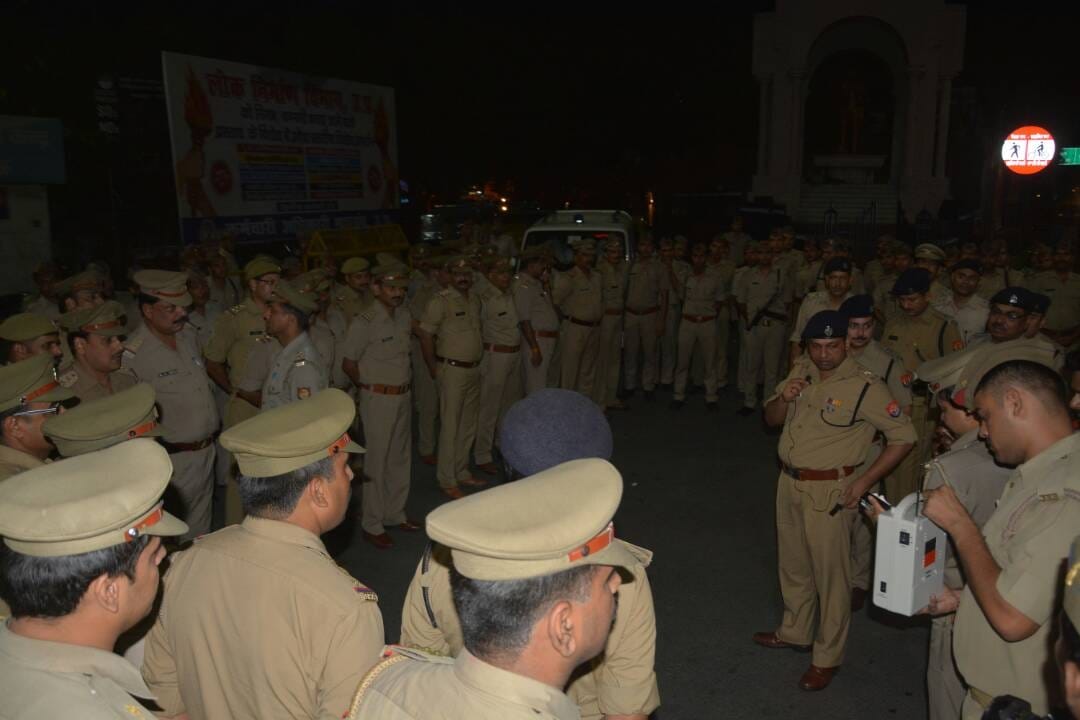  Lucknow SSP deepak kumar instructs police men at mid night in Lucknow.