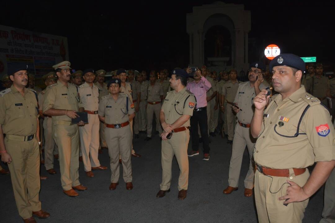  Lucknow SSP deepak kumar instructs police men at mid night in Lucknow.